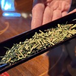 茶館きっかわ 嘉門亭 - 茎の入った茶葉で焙じ茶