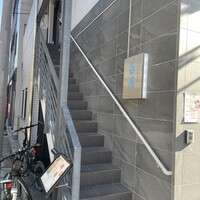 中国意境菜 白燕 - この階段をストトンと上がるとお店です