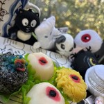 あずきや 安堂 - 毛目玉と目玉おやじとバックベアードのおはぎ