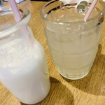 クラウン カリー&ケバブ - ラッシー　りんごジュース