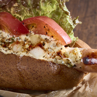 ランチはこだわり抜いた「オリジナルソーセージホットドッグ」