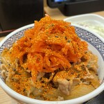 吉野家 - 料理写真:牛丼に、たっぷりの紅生姜をのせて、七味唐辛子をかけてパクっ‼️