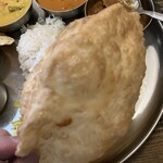 南インド料理店 ボーディセナ - ふんわり丸く揚がったパドゥーラ
