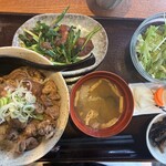 ここのつ - 究極のレバニラ&もつ煮丼