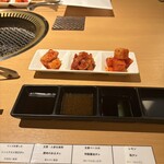 北新地 焼肉 はま正 - 合間のキムチが小休止にちょうどイイ