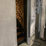 梅田お初天神大人の神戸牛焼肉 - 階段の入口