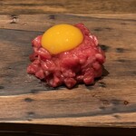 梅田お初天神大人の神戸牛焼肉 - 炙りユッケ