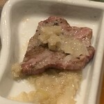 梅田お初天神大人の神戸牛焼肉 - 焼肉はタン3種　ネギ塩で