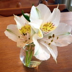 カフェ・ソレイユ - テーブルには生花
