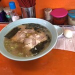 ラーメンショップ - 料理写真:ラーメンの中です‼️たまご剥きかけ(*≧∀≦*)
