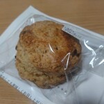 pimolt - イチジクとカシューナッツのスコーン。下の紙は美味しい召し上がり方が書いてるやつ
