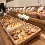バケット - 料理写真:小ぶりで食べやすいパンが種類豊富に並ぶ