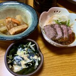 鳥勝牛肉店 - セットの小鉢たち。絶品ローストビーフも✨