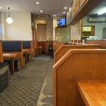 富田林 塩元帥 - 店内　カウンターとテープル席