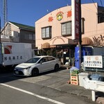 裕華 - 店舗前駐車場