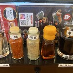 富田林 塩元帥 - 卓上調味料　テプラ表記して綺麗に整理されている