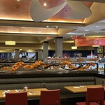 The Buffet - 席はこんなだけど､料理は充分な揃いっぷり。