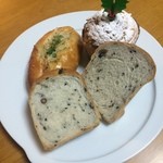 パンカフェゆら - 12月のパンになります(*^。^*)右上はクリスマスのパンでホワイト・ち・カシュー。左上ごぼうパン。下のが五穀パンです!(^^)!