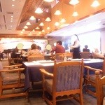 神戸ハーバーランド 三田屋 - 広い店内☆♪　テーブルと椅子は低い★