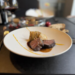 LAINE INAMURAGASAKI - メイン肉料理　ジビエ日本鹿のもも肉　ヘッドショットによる凝縮された旨味の肉