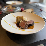 LAINE INAMURAGASAKI - メイン肉料理　ジビエ日本鹿のもも肉　ヘッドショットによる凝縮された旨味の肉