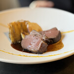 LAINE INAMURAGASAKI - メイン肉料理　ジビエ日本鹿のもも肉　ヘッドショットによる凝縮された旨味の肉