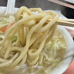 一番 - 中太麺。食べ応えあり。