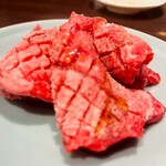 炭火焼肉ホルモン うらら - タン元厚切り