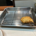 鈴屋 - 最初に、かつがやって来ました　※何を揚げたのか、1本1本、教えてくれます