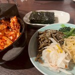 炭火焼肉ホルモン うらら - 白菜生キムチ・韓国のり・ナムル盛り