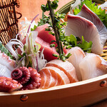 寿司と焼き鳥大地 - 生本マグロを使用した大地名物の船盛！