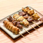 寿司と焼き鳥大地 - 炭火で焼き揚げた自慢の串焼き！