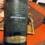 ラ・ウル - 連れが昼呑みした店で未撮影の赤ワイン2500円を持帰る。赤葡萄の芳豊潤さがある甘めの奴。これだけでも呑める