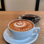 ハチイチゴ コーヒー スタンド - ラテ、ブラウニー