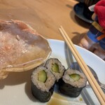 すし酒場くらや 調布本店 - 河童巻きウマウマ。味付いていると言われたけど、醤油を付けるデブ