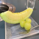 焼肉井とう - マスクメロンとシャインマスカット