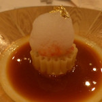 モナリザ - 甘エビの紅色ビスク仕立て　ユリ根のピューレ、輝く泡雪をのせて