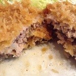 勝蔵 - メンチカツのアップ