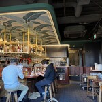 エリックサウスマサラダイナー - 店内①窓側の席から真ん中を見る