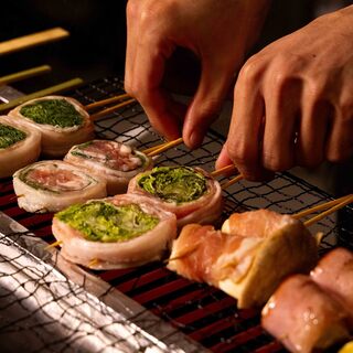 鳥取産の銘柄鶏「大山鳥」のみを使用した本格的な焼き鳥が自慢