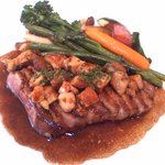 ラトラス - 鴨胸肉のロースト　赤ワインポルト　鴨のジュ　フォアグラ添え