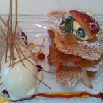 ラトラス - パイ生地のキャラメリゼとイチゴのミルフィーユ　グラスバニラ