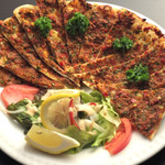 ターキッシュキッチン - ラフマージュン：クリスピーな記事にスパーシーな牛ひき肉と野菜をのせたトルコの伝統的なピザ
