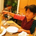 トラットリア・アルモ - 娘が取り分けてくれます