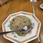 大久ラーメン - チャーハン。向かって左上の黒い物は高菜？なんでやろ？