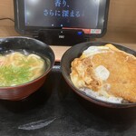 資さんうどん 飯塚穂波店 - カツとじ丼(ご飯大盛)ミニうどん付き