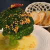 유카린노 다이도코로 - ②丸ごとブロッコリーのガーリックオイル掛け(税込880円)
                ③ハーフバケット(税込200円)
                どう見ても「この木なんの木、気になる木♪」にしか見えません！(笑)