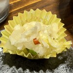 炭火やきとりと家庭創作料理 にこいち - ポテチかと思っていたら白菜の漬物