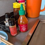 空オコノミヤキ - シラチャーソース（唐辛子ソース）もあります