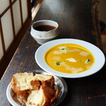 ikoi.ハナレ - パンプキンスープとチーズパン（1600円） ハンドドリップコーヒー（500円）